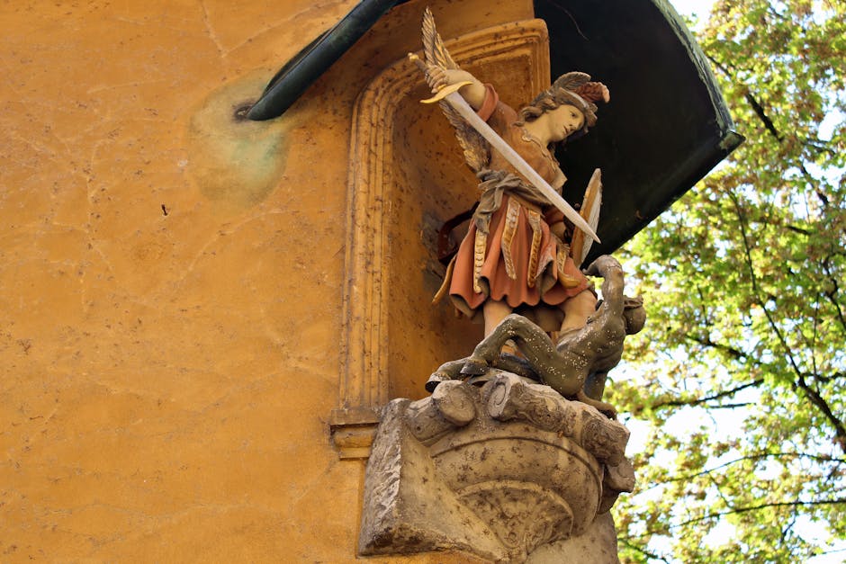 Estatua detallada del Arcángel Miguel matando a un dragón en Augsburgo, Baviera, Alemania.