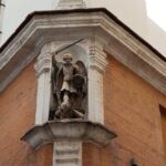 Estatua histórica de San Miguel Arcángel en una esquina de Cádiz. Capturada con gran realismo.