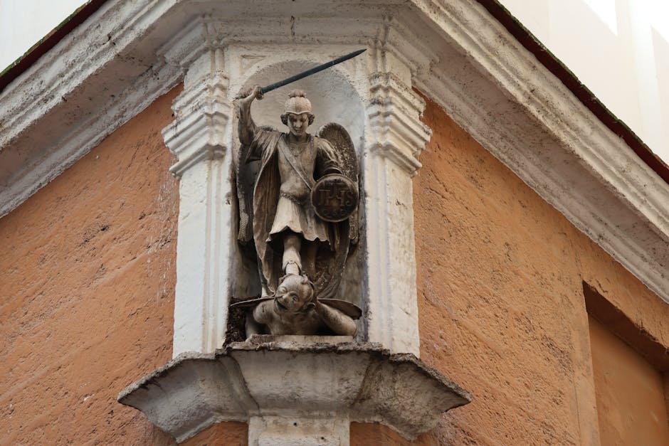 Una vista detallada de la estatua de San Miguel en un rincón histórico de Cádiz, Andalucía, España.
