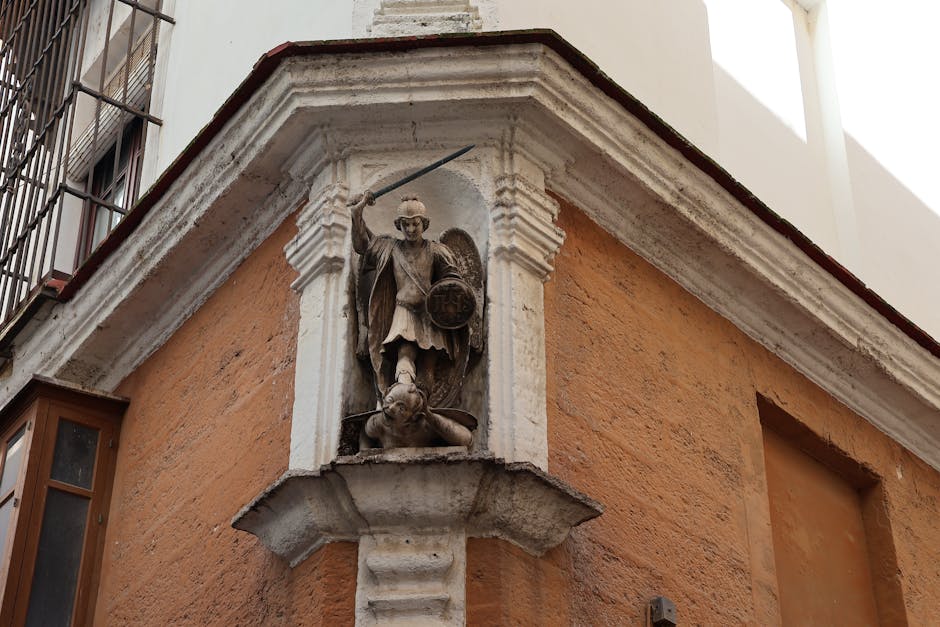 Estatua histórica de San Miguel Arcángel en una esquina de Cádiz. Capturada con gran realismo.