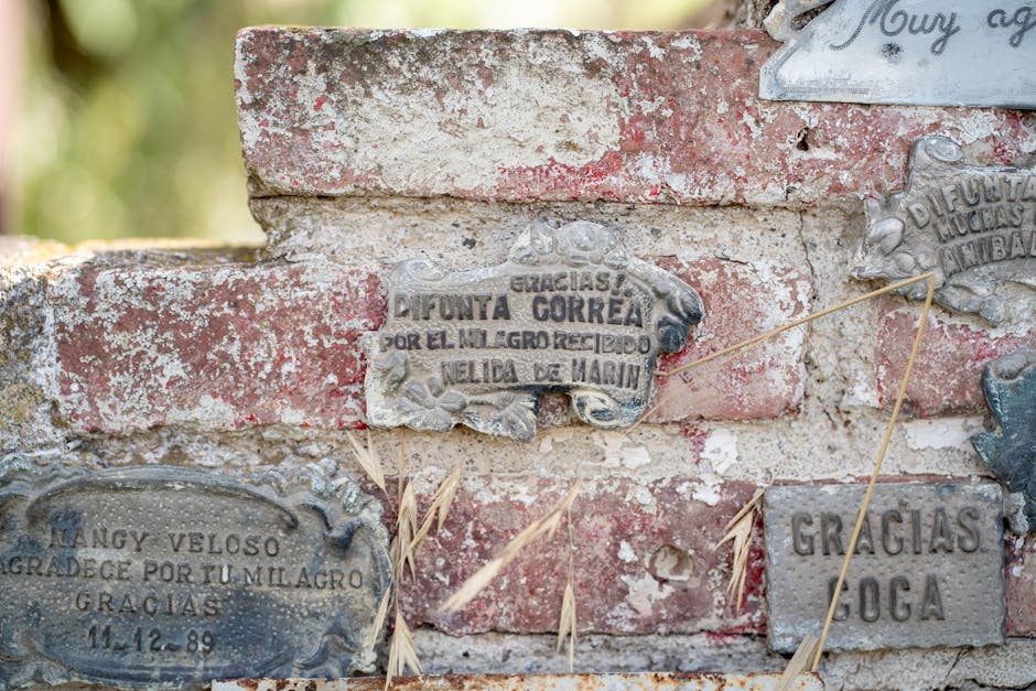 Placas conmemorativas en un muro rústico de ladrillo en Hernando, Argentina, en honor a Difunta Correa.