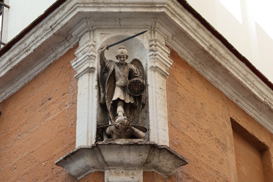 Vista detallada de la estatua de San Miguel Arcángel en la esquina de un edificio histórico de Cádiz.