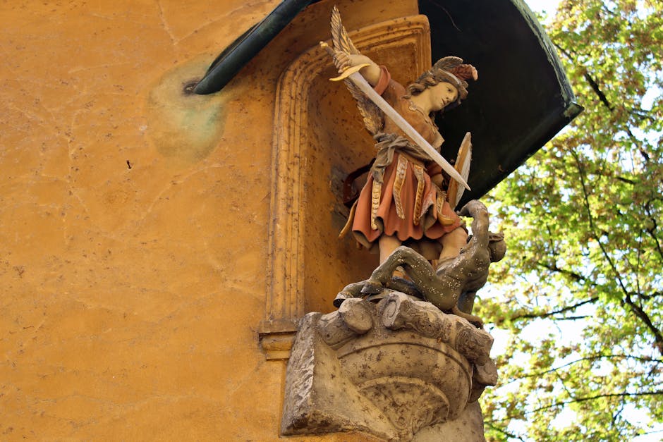 Estatua detallada del Arcángel Miguel matando a un dragón en Augsburgo, Baviera, Alemania.