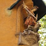 Estatua detallada del Arcángel Miguel matando a un dragón en Augsburgo, Baviera, Alemania.
