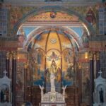 Captura del exquisito interior de la Iglesia de San José en Belo Horizonte, Brasil.