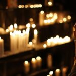 Cerrar Fotografía De Persona Rezando Delante De Velas Forradas