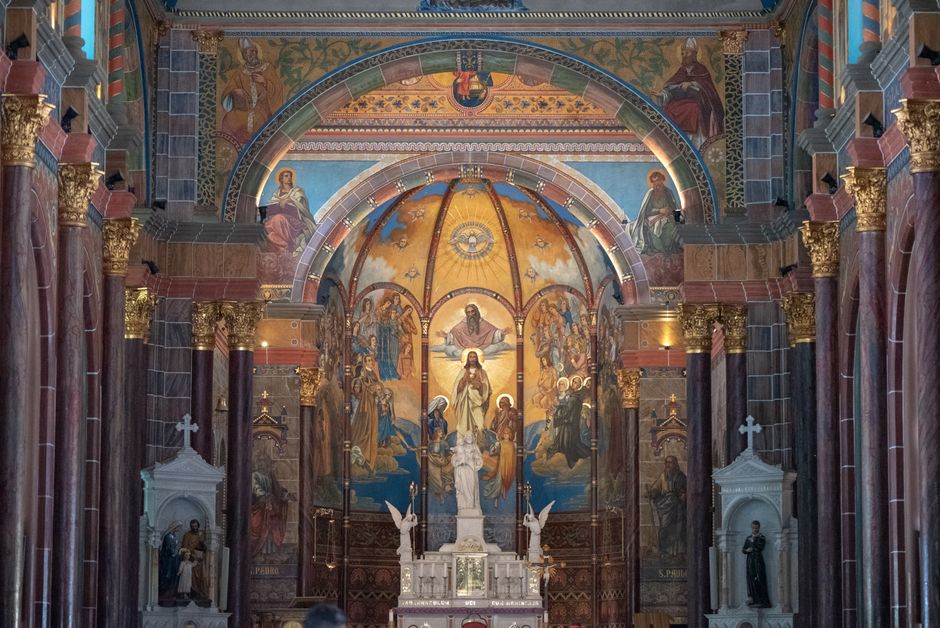 Captura del exquisito interior de la Iglesia de San José en Belo Horizonte, Brasil.